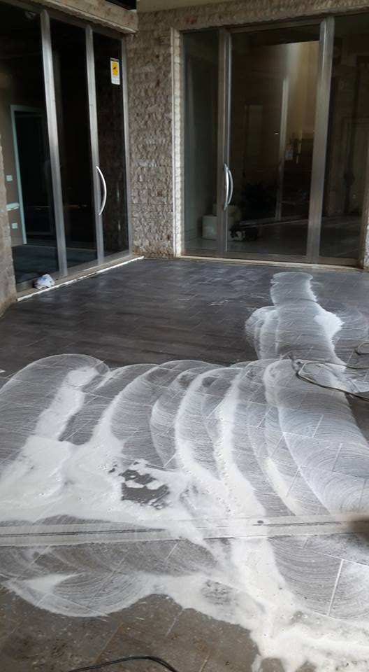 pulizia professionale di un pavimento