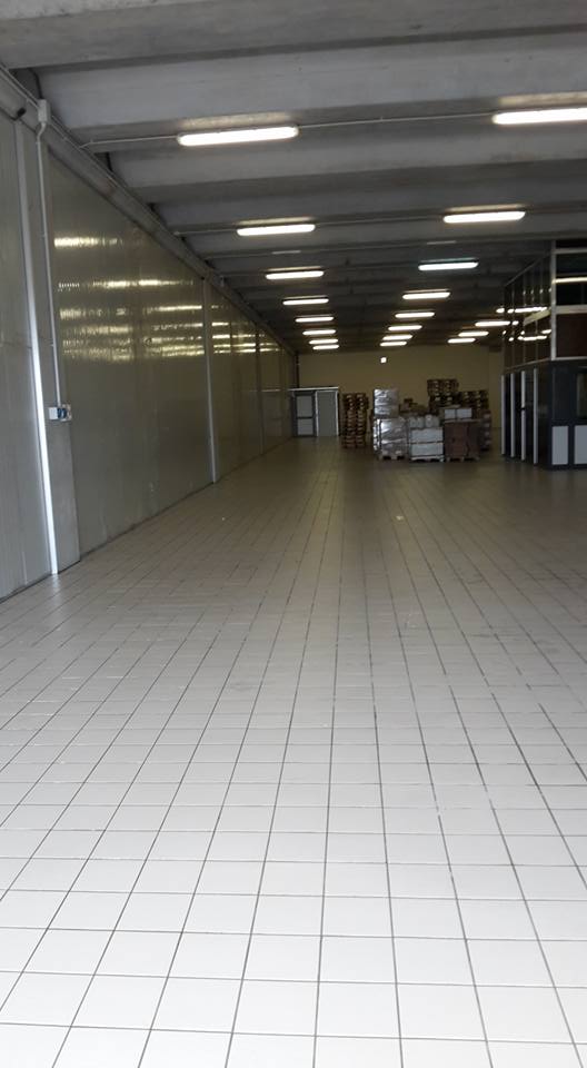 ampio salone con pavimento appena pulito