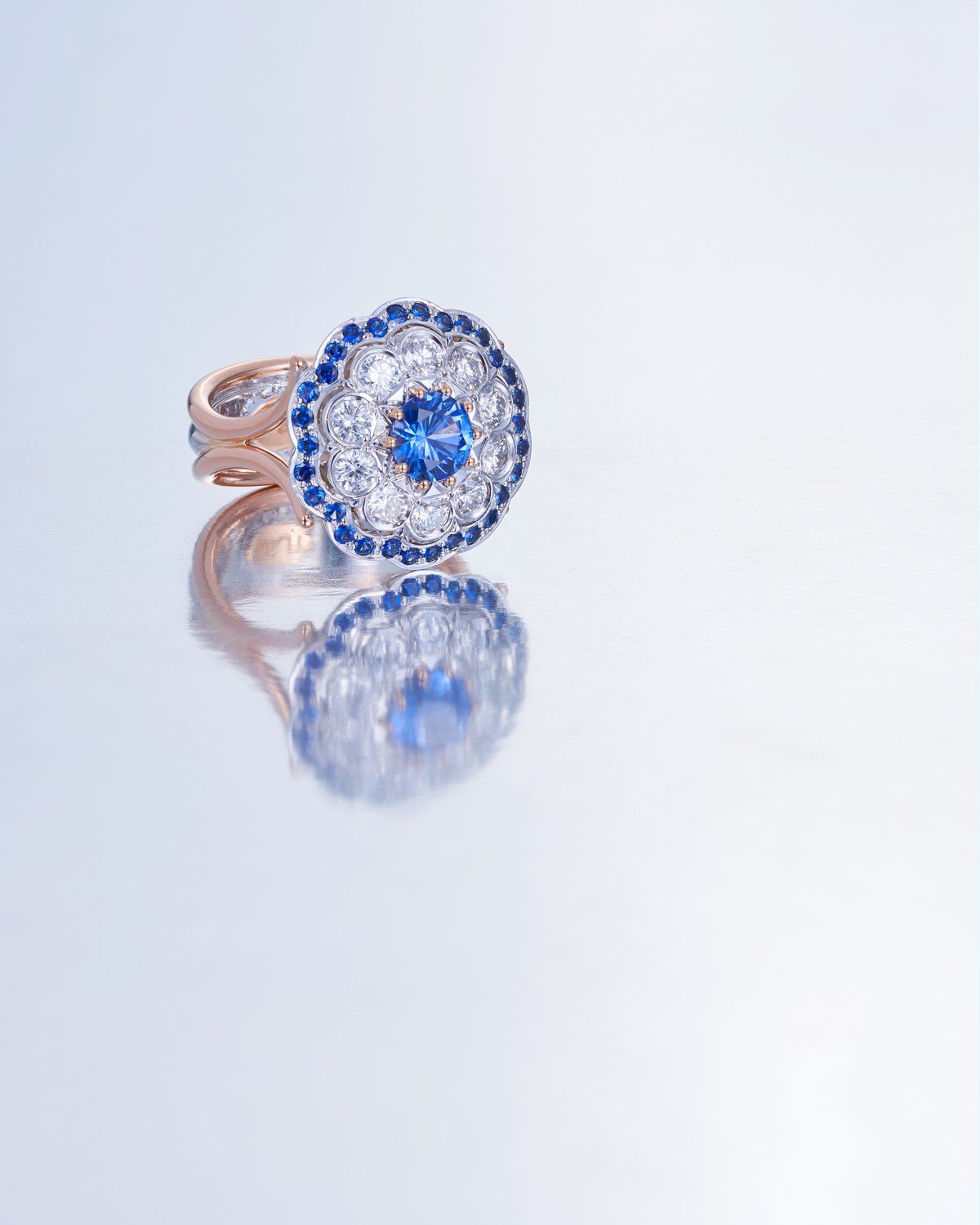 Flower shaped ring with diamond and Saphire