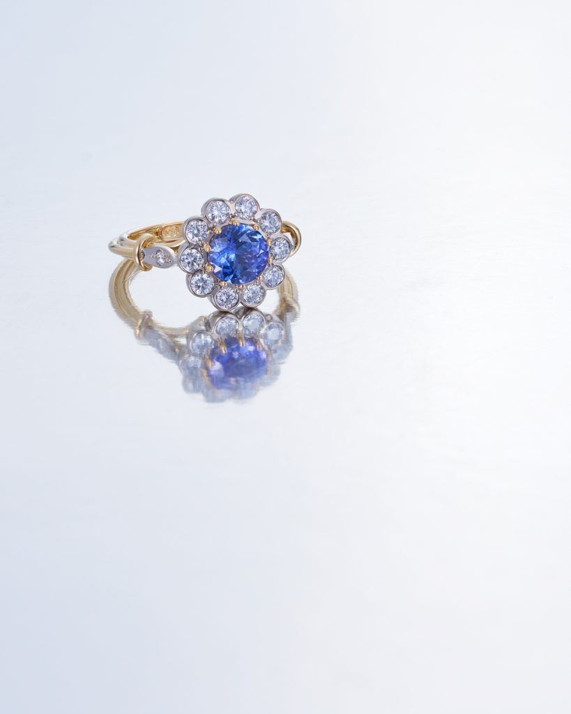 Flower shaped gold ring with diamond and sapphire