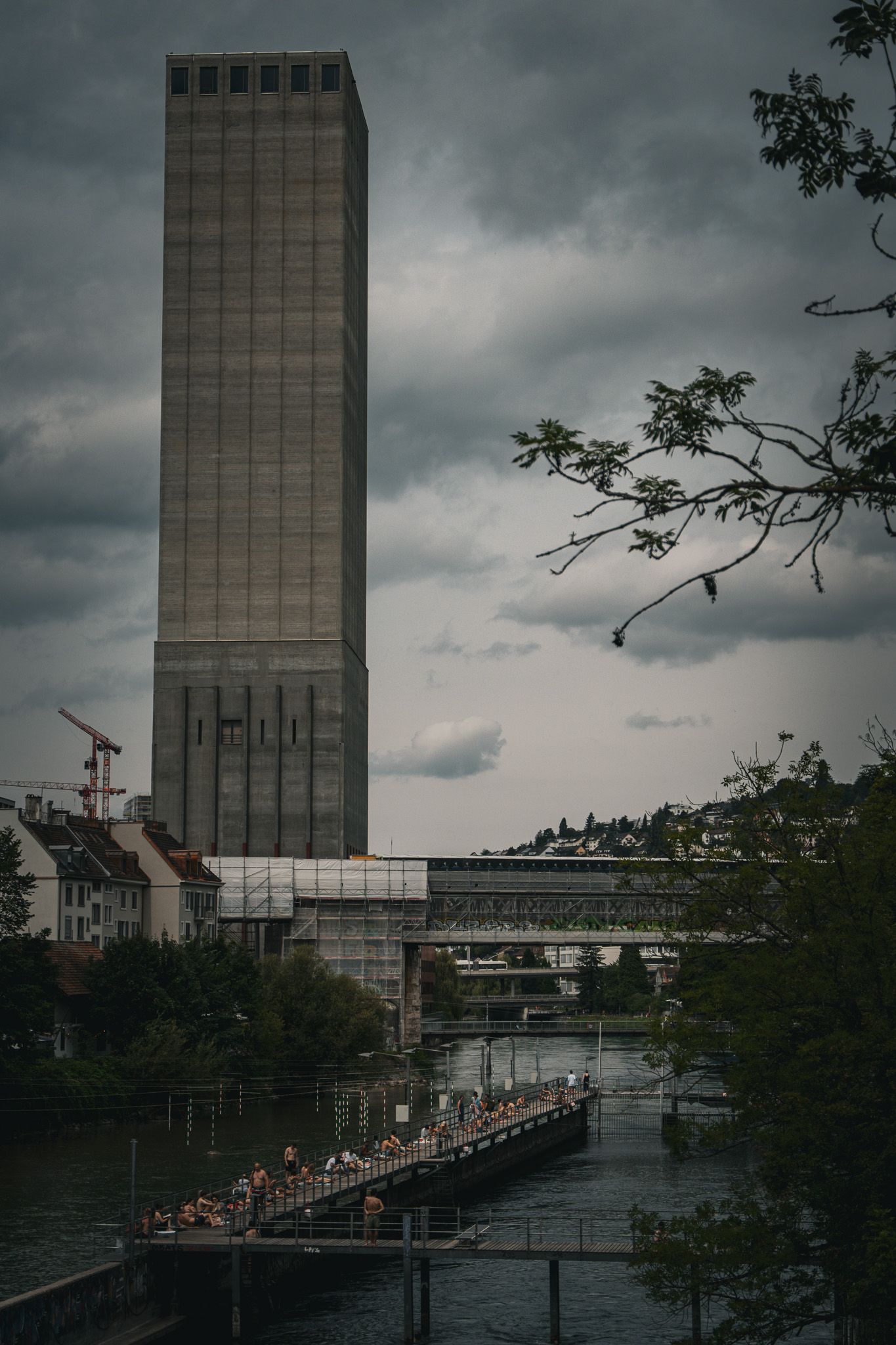 Er staat een heel hoog gebouw naast een rivier.