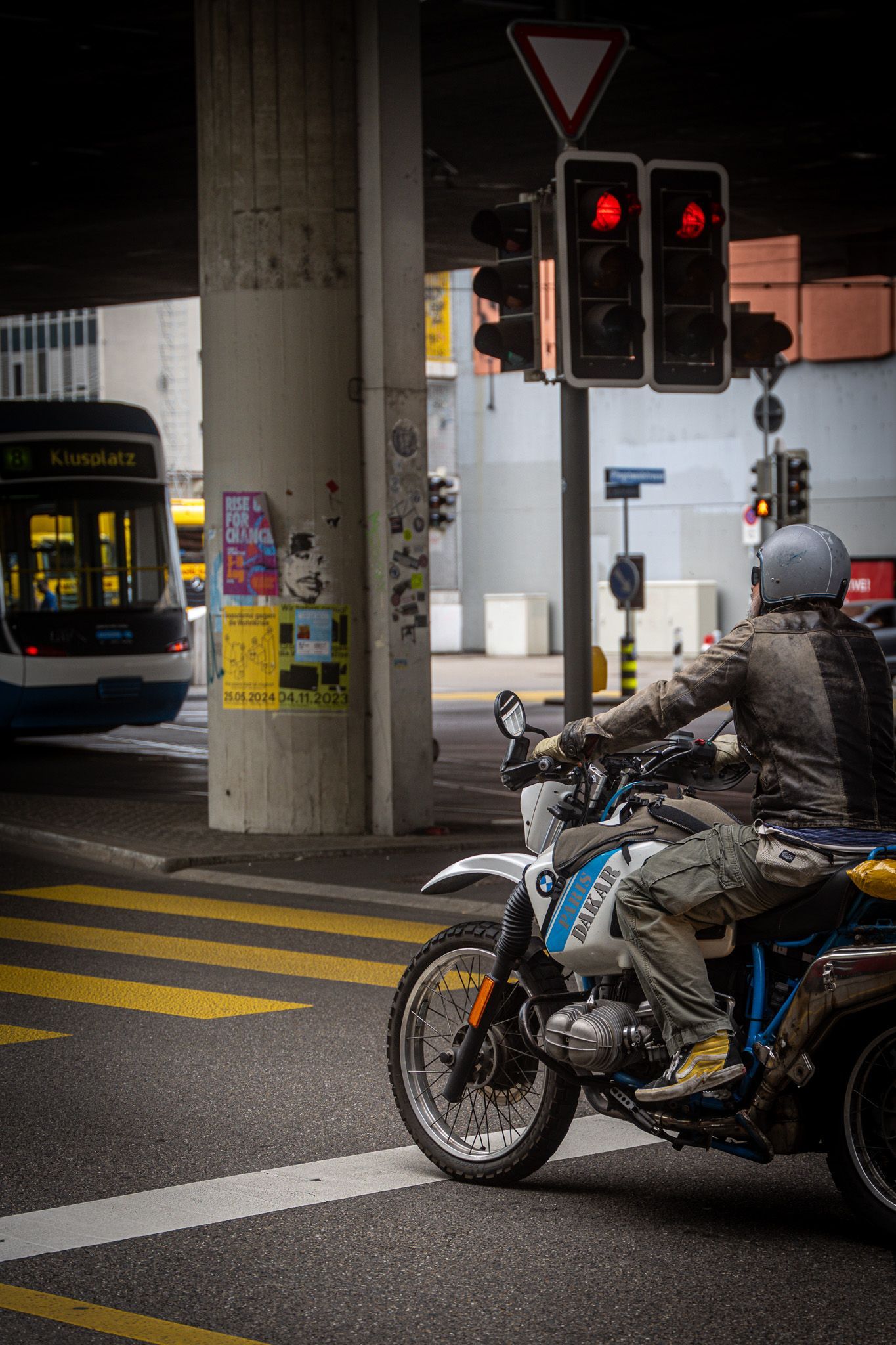 Een man rijdt op een motorfiets op een stadsstraat.