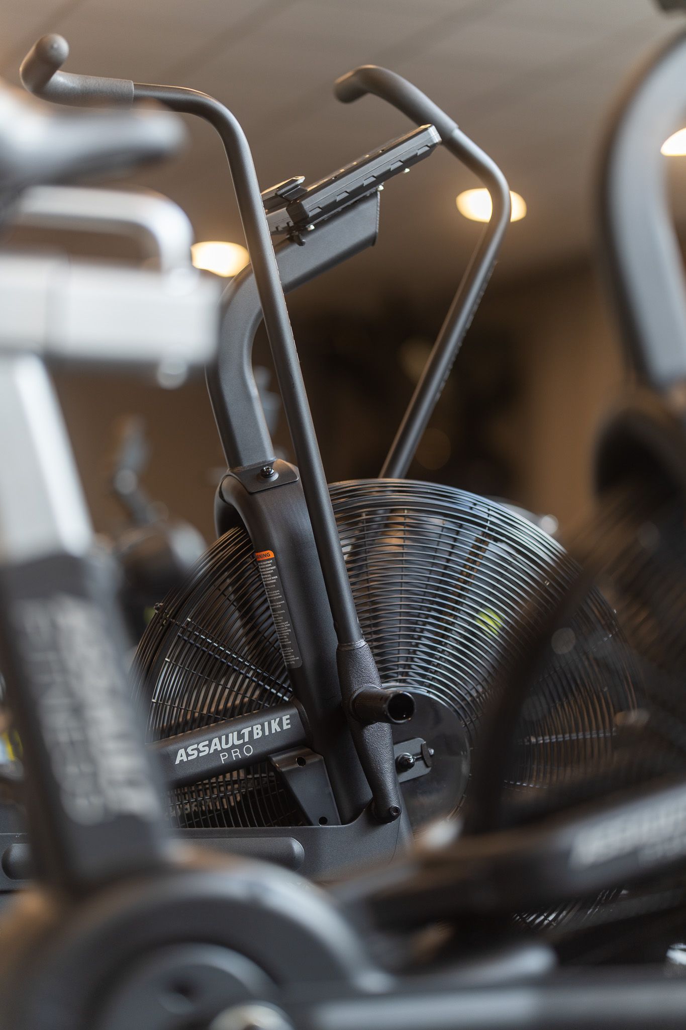 Een close-up van een hometrainer in een sportschool.