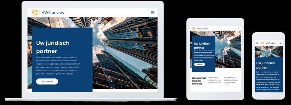 Een laptop, tablet en mobiele telefoon geven een website weer.
