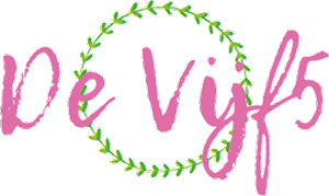 Het woord 'de vijf' is in het roze geschreven met een krans van groene bladeren eromheen.