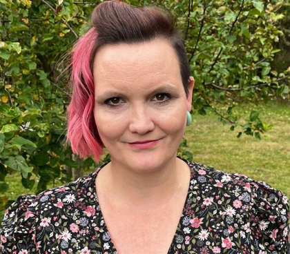 Lisa lächelt freundlich in die Kamera