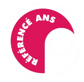 Un logo circulaire magenta avec le texte blanc « RÉFÉRENCE ANS » incurvé sur le côté gauche.