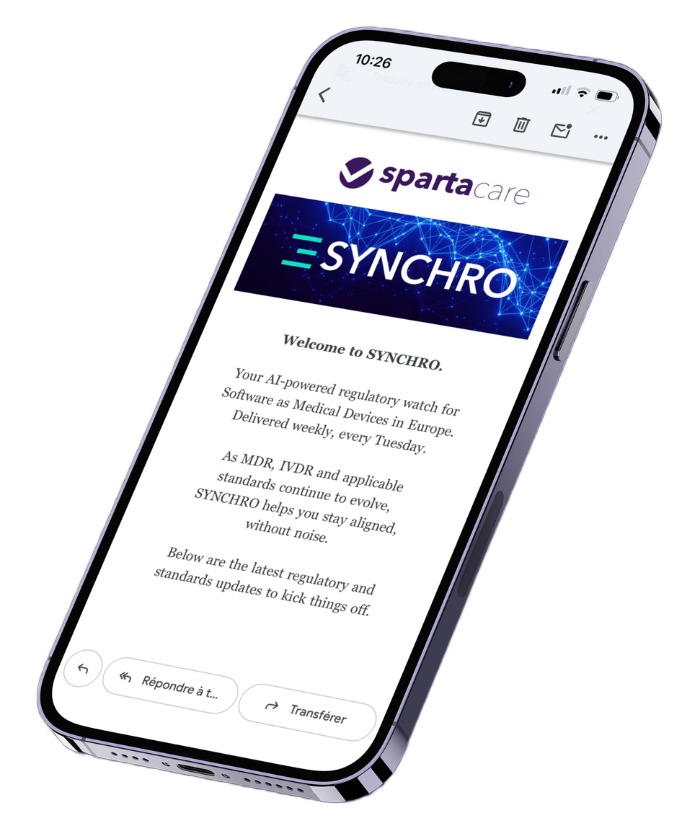 Un smartphone affiche le mail de SpartaCare, Synchro, une newsletter rapportant les mises à jour réglementaires aux entreprises de dispositifs médicaux.