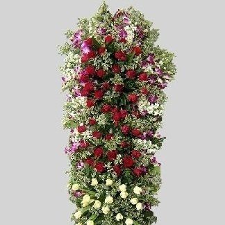 addobbo floreale per la cassa funebre