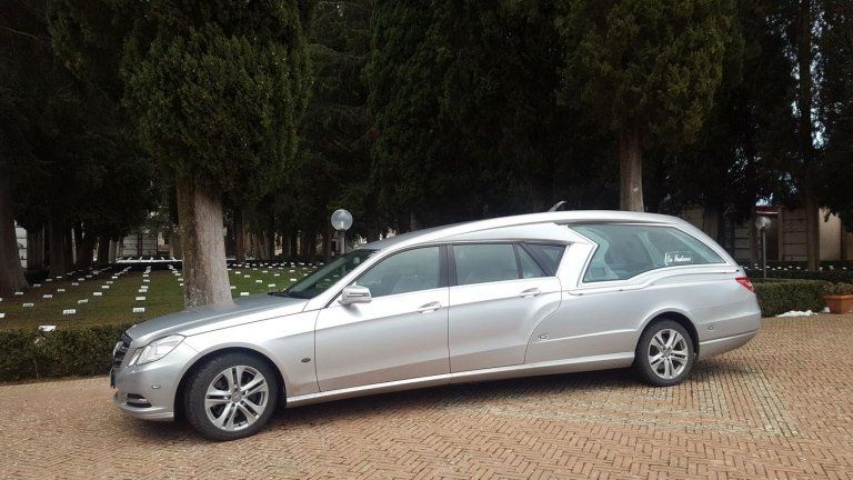 automobile per il trasferimento della salma