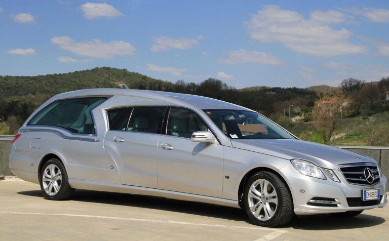 mezzo per trasporti funebri in Italia e all'estero