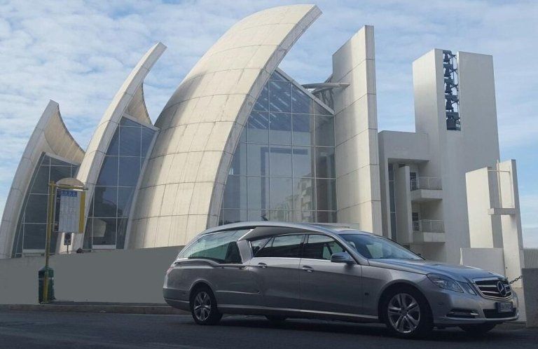 carro funebre con bara in legno pregiato