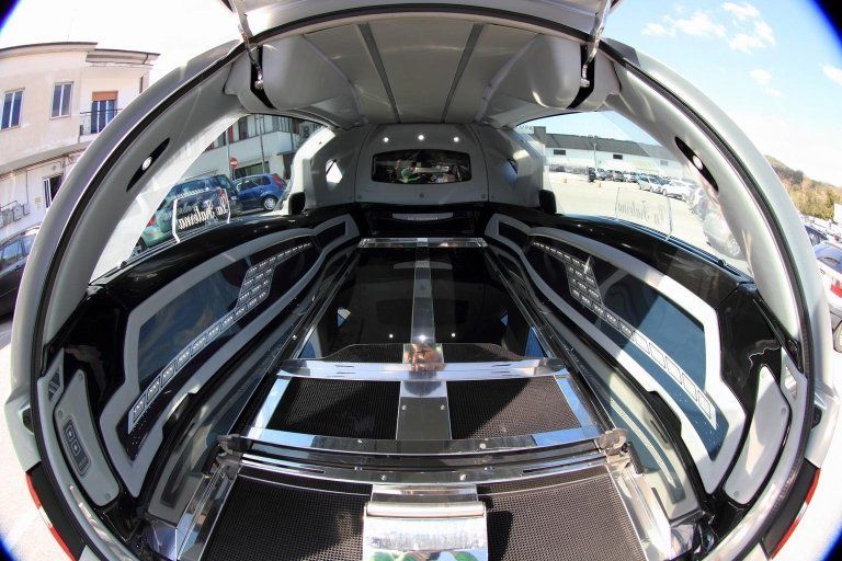 interno dell'auto per il trasporto funebre
