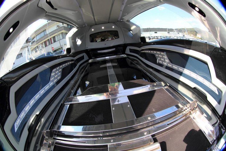 interno dell'auto per il trasporto della salma
