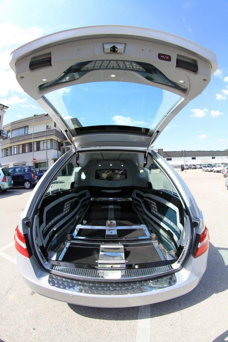 moderno mezzo per il trasporto funebre