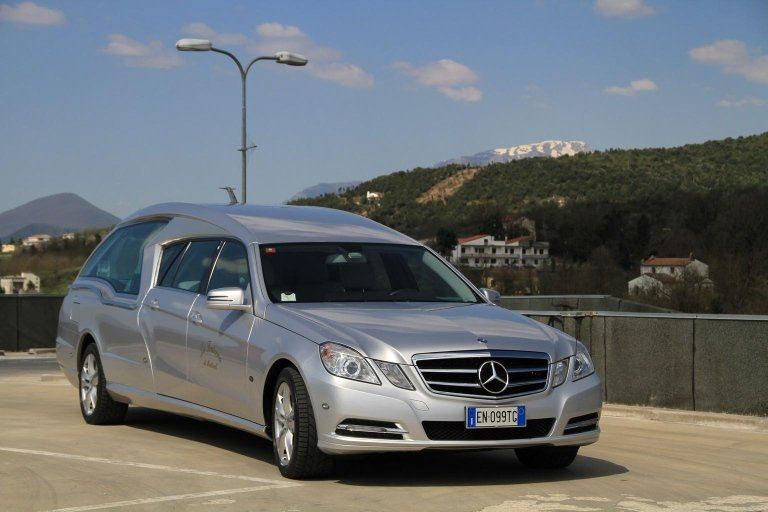 moderna auto per il trasporto della salma