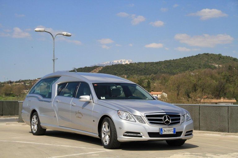 auto per il trasporto della salma