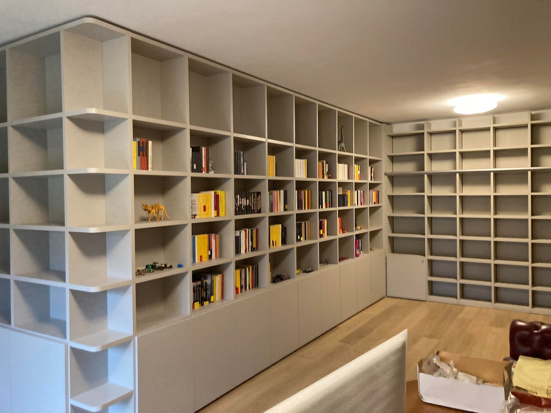 Una stanza con molti scaffali pieni di libri