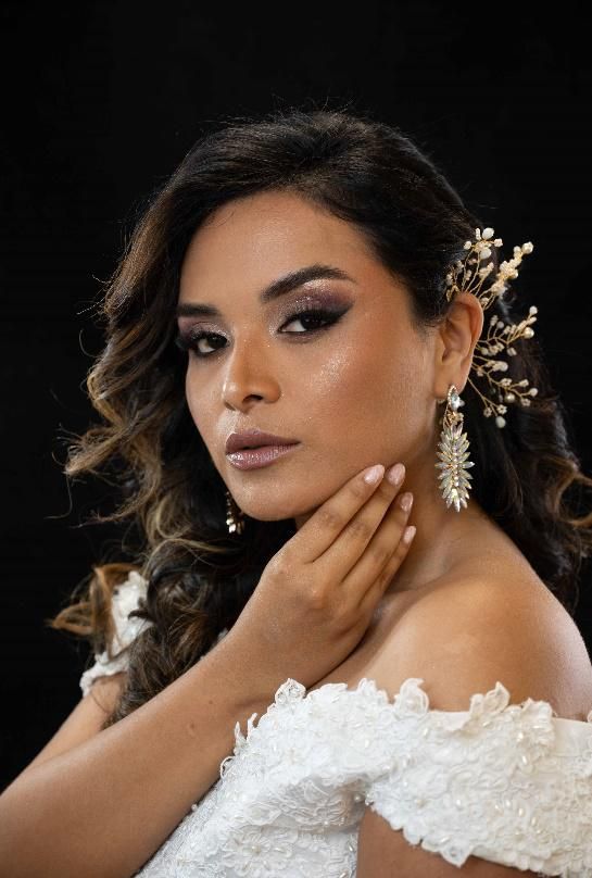 Un primer plano de una mujer que lleva un vestido de novia y pendientes.