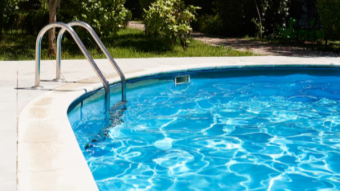 Mano en guante blanco abriendo la puerta de un congelador en una tienda.