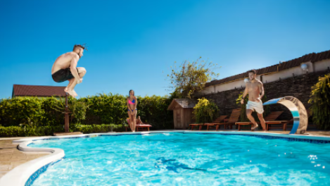 Hombre metiendo la mano en el compartimento superior de una habitación. Iluminación brillante y colores neutros.