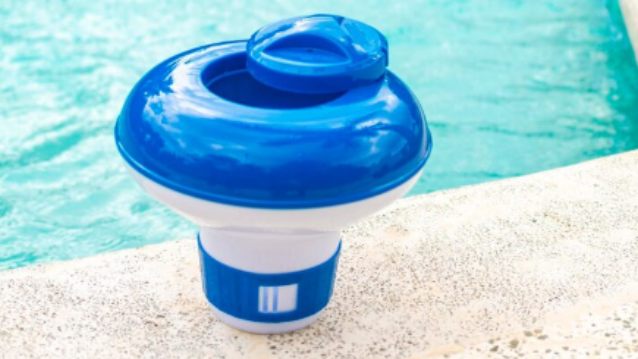 Un técnico de HVAC con un mono azul repara una unidad exterior, utilizando medidores.