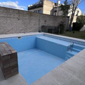 Manómetro en maquinaria industrial, tonos azules.