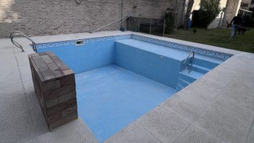 Vitrina congeladora en un supermercado, etiquetada como 