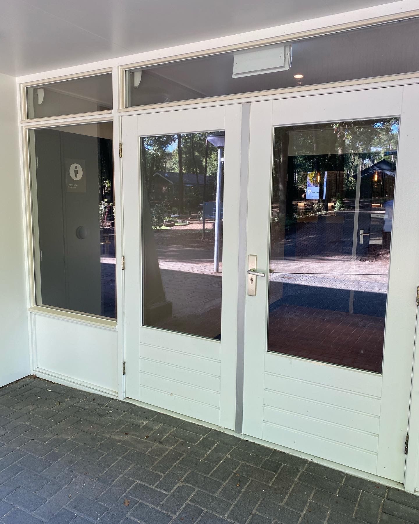 Een deur met een bordje met de tekst 'a' erop