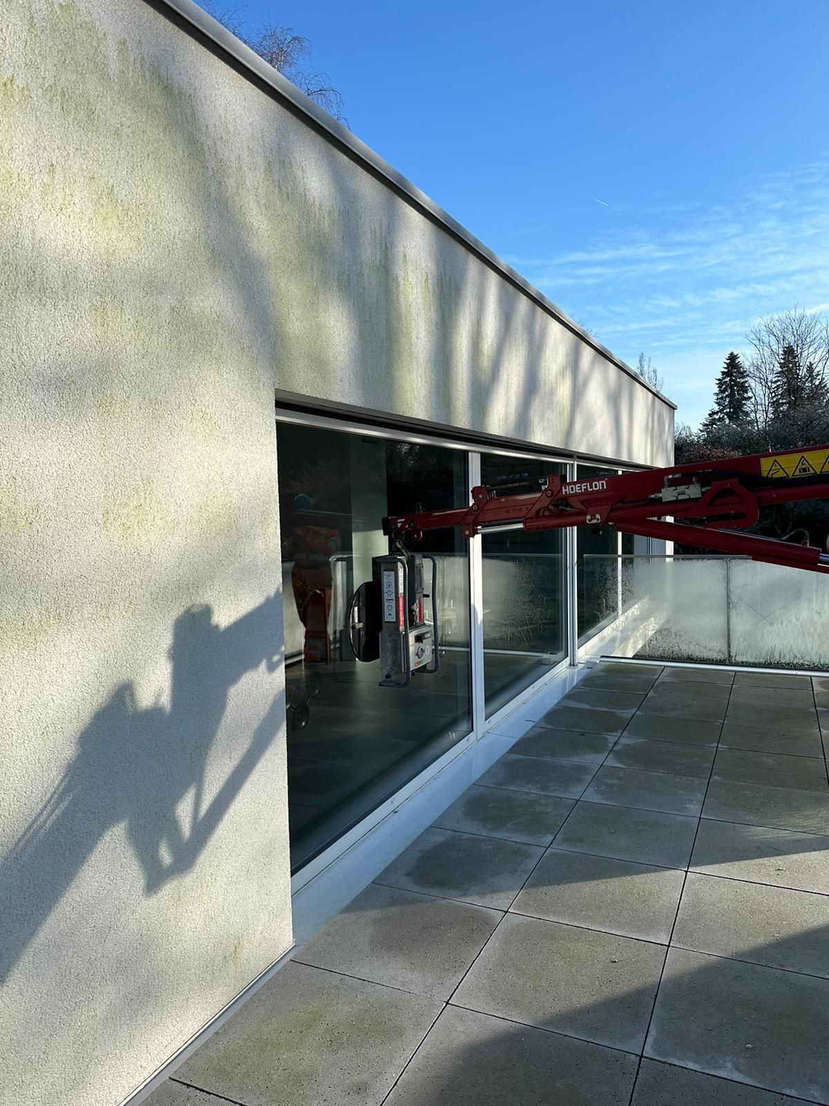 De schaduw van een persoon wordt op de zijkant van een gebouw geworpen.