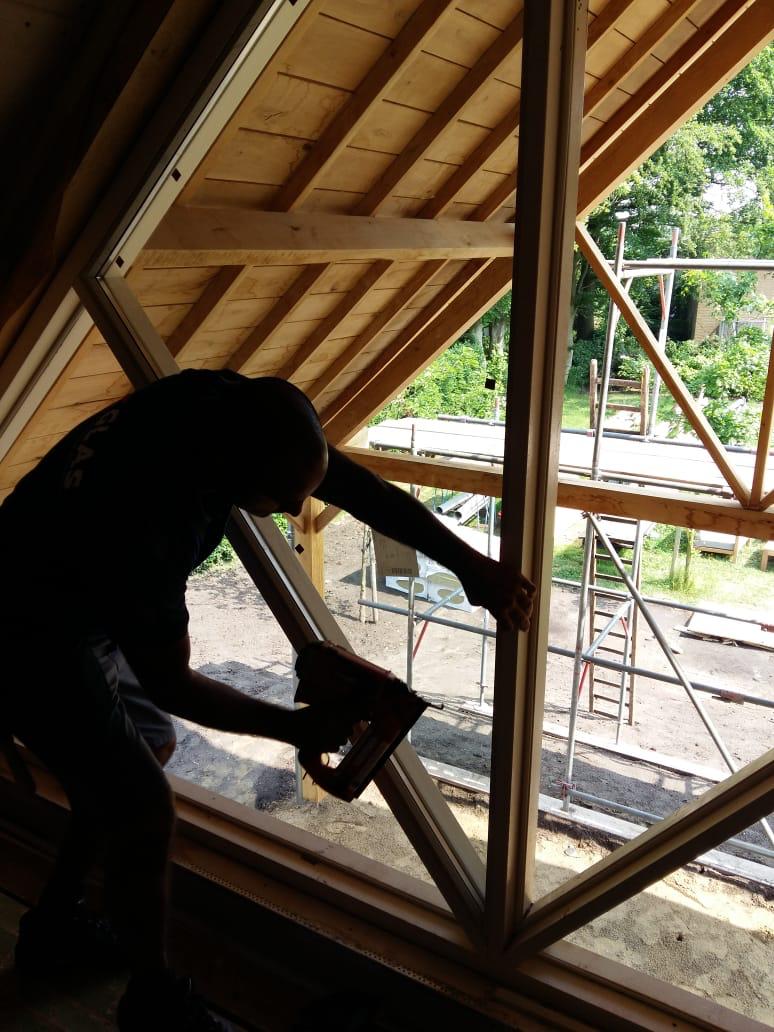 glaszetter aan het werk in Bergeijk