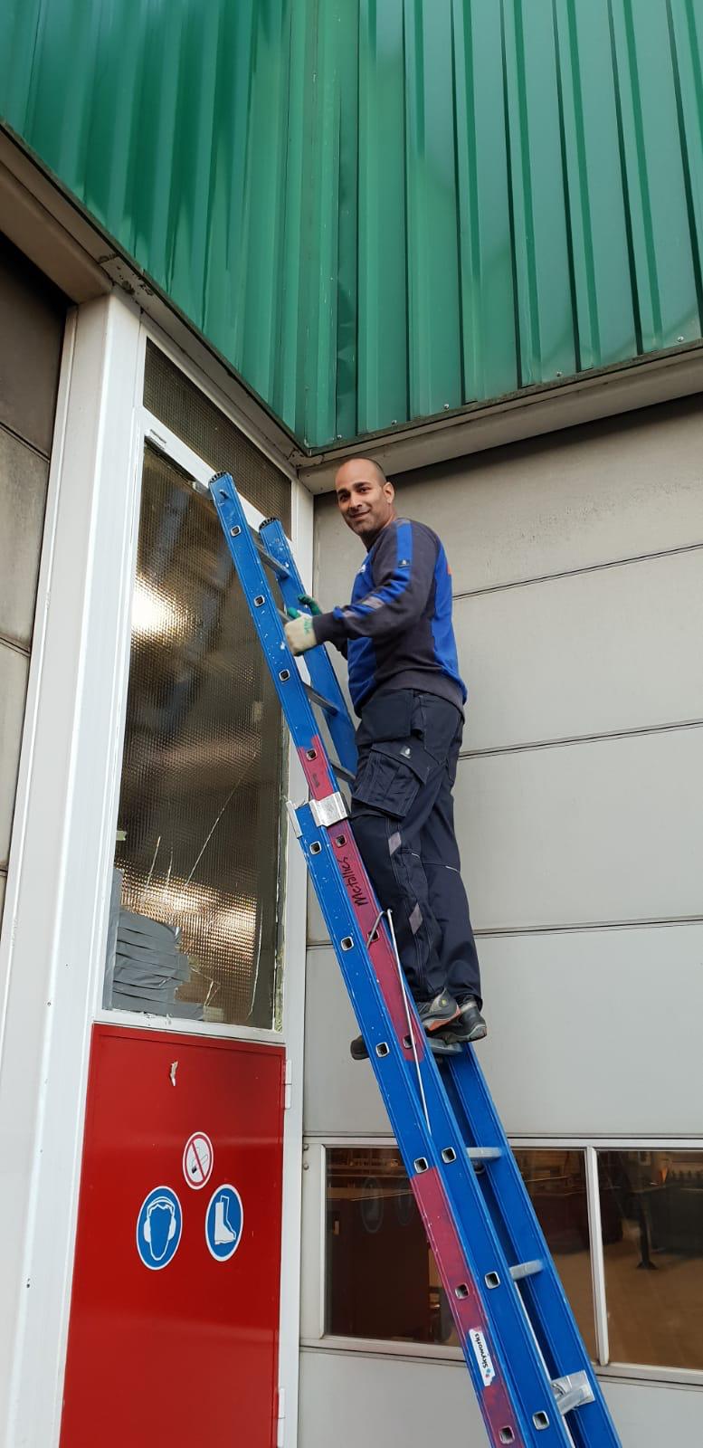 Glaszetter vervangt raam in Nuenen