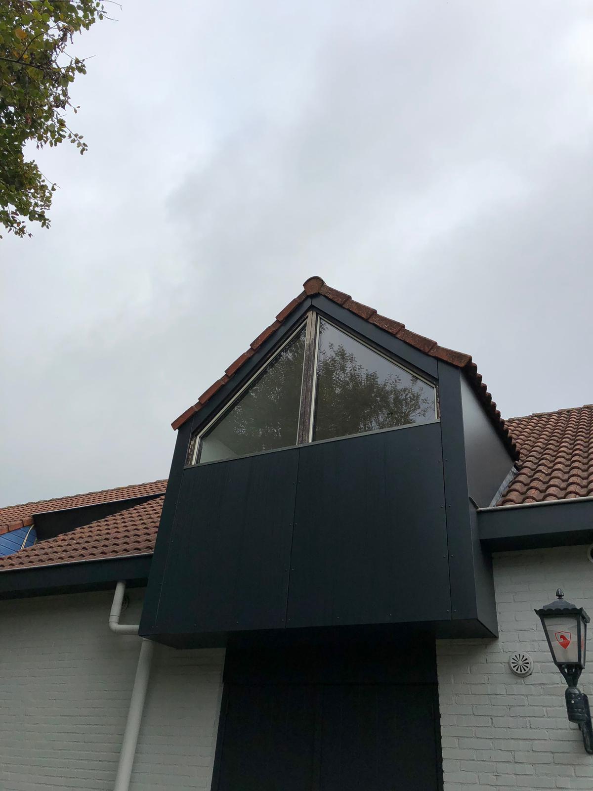 Een huis met een balkon erbovenop