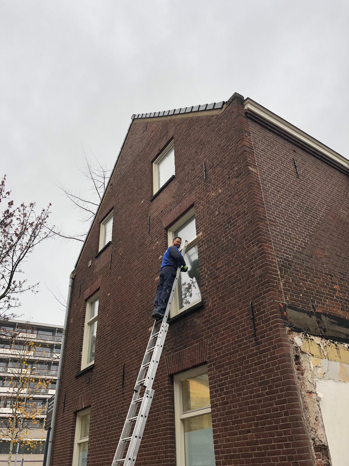 Kitter op ladder in Eindhoven