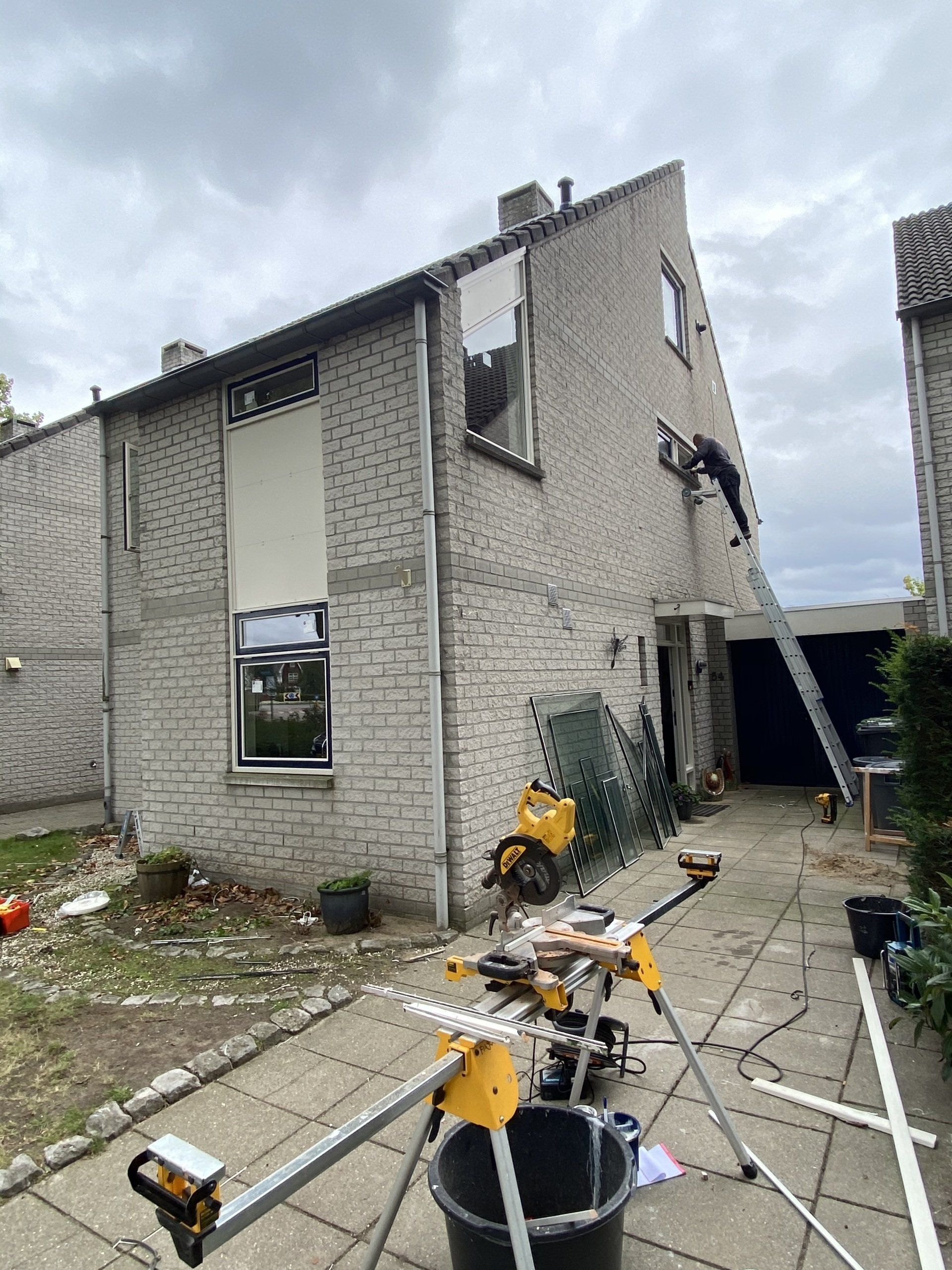 Glaszetter vervangt ramen in riethoven