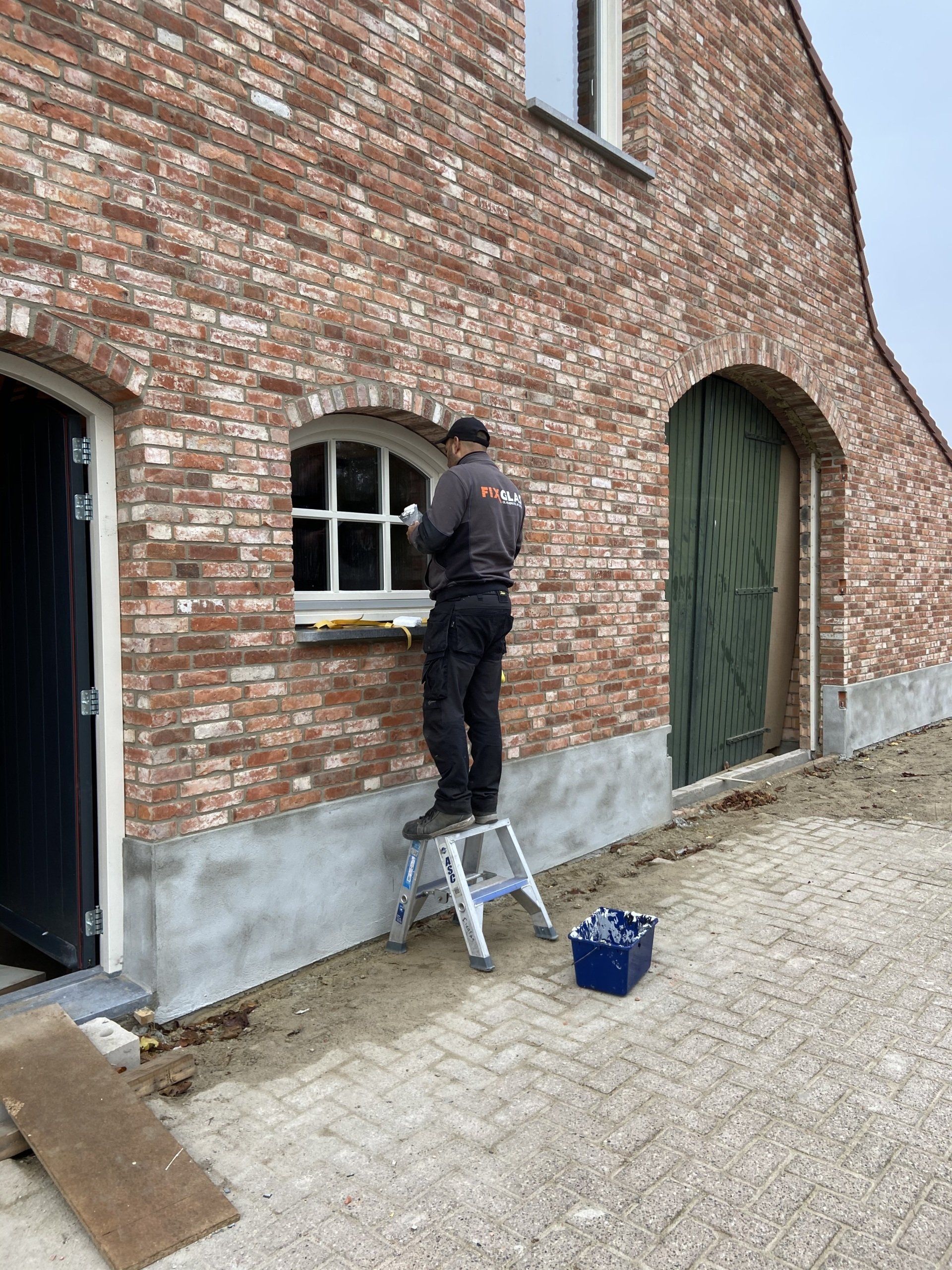 Fixglas glaszetter plaatst raam in Eindhoven