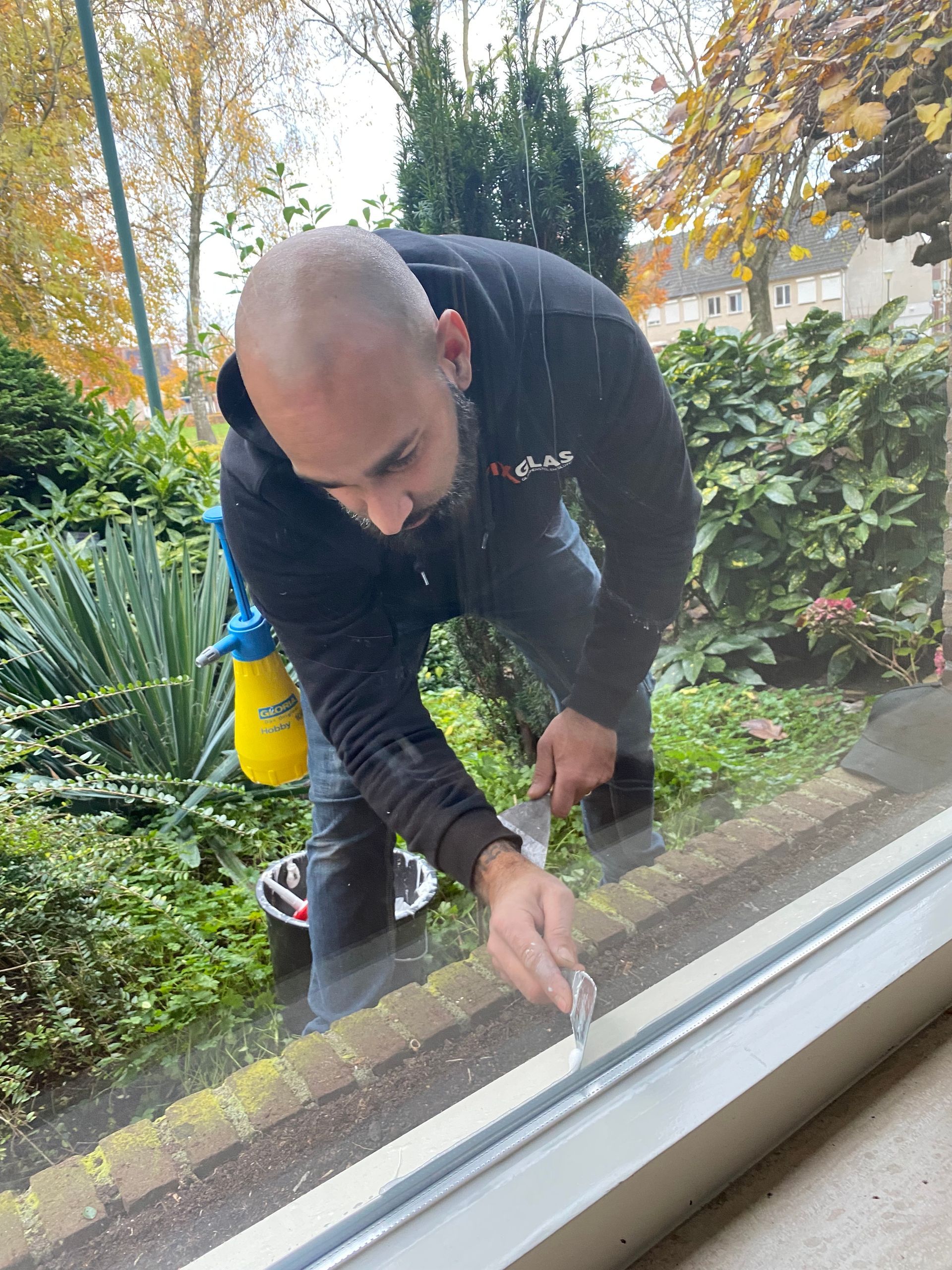 Glaszetter vervangt raam in Eindhoven
