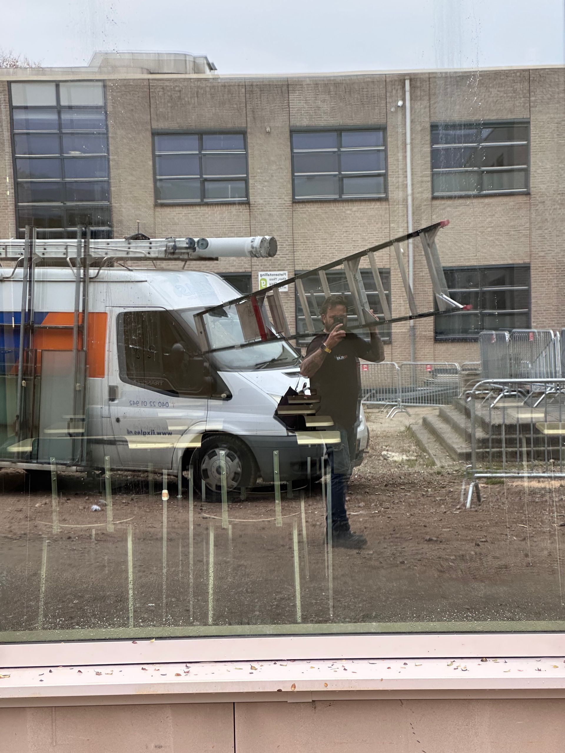 Glaszetter vervangt raam in Nuenen