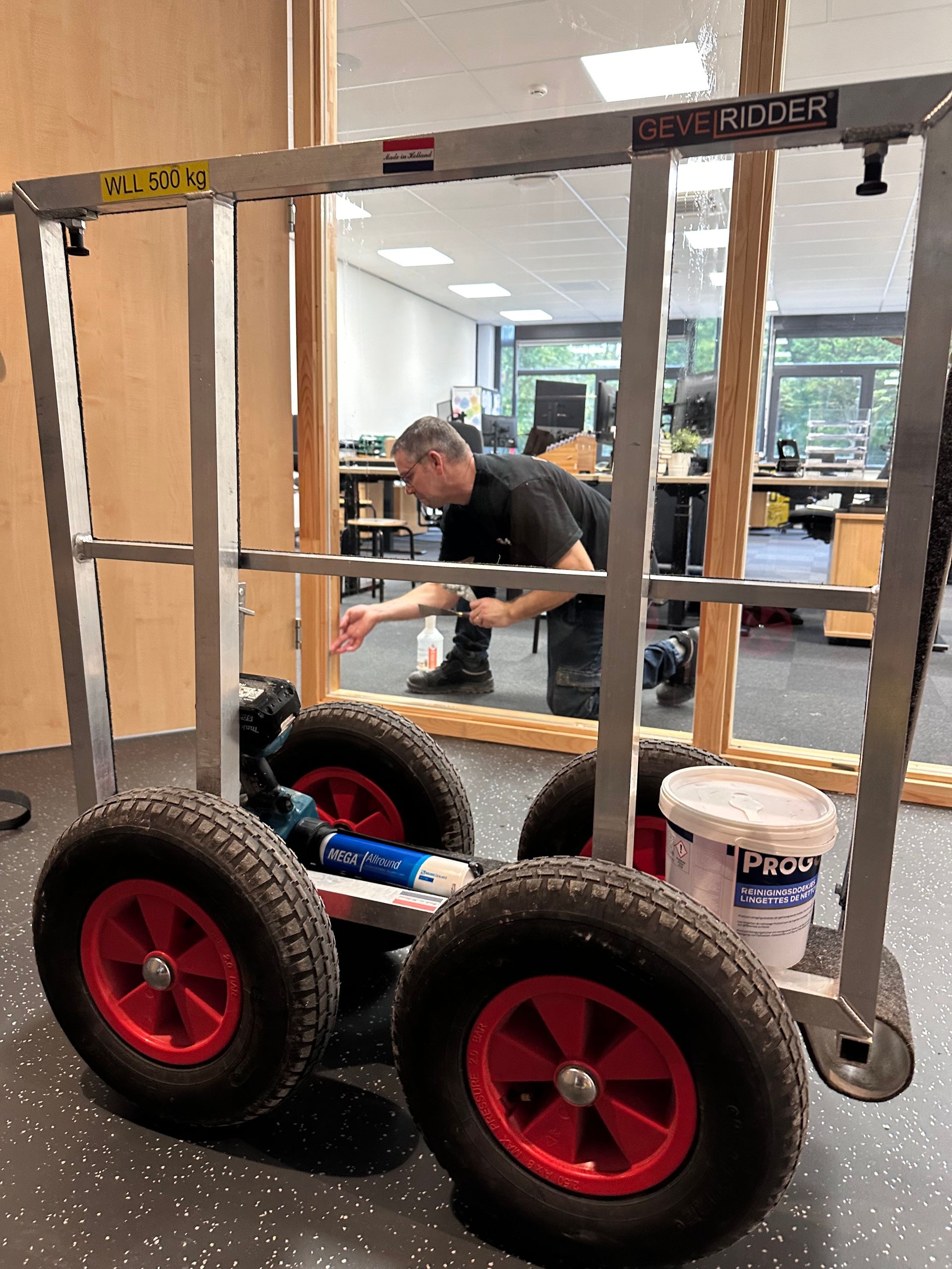 Glaszetter vervangt raam in Eindhoven