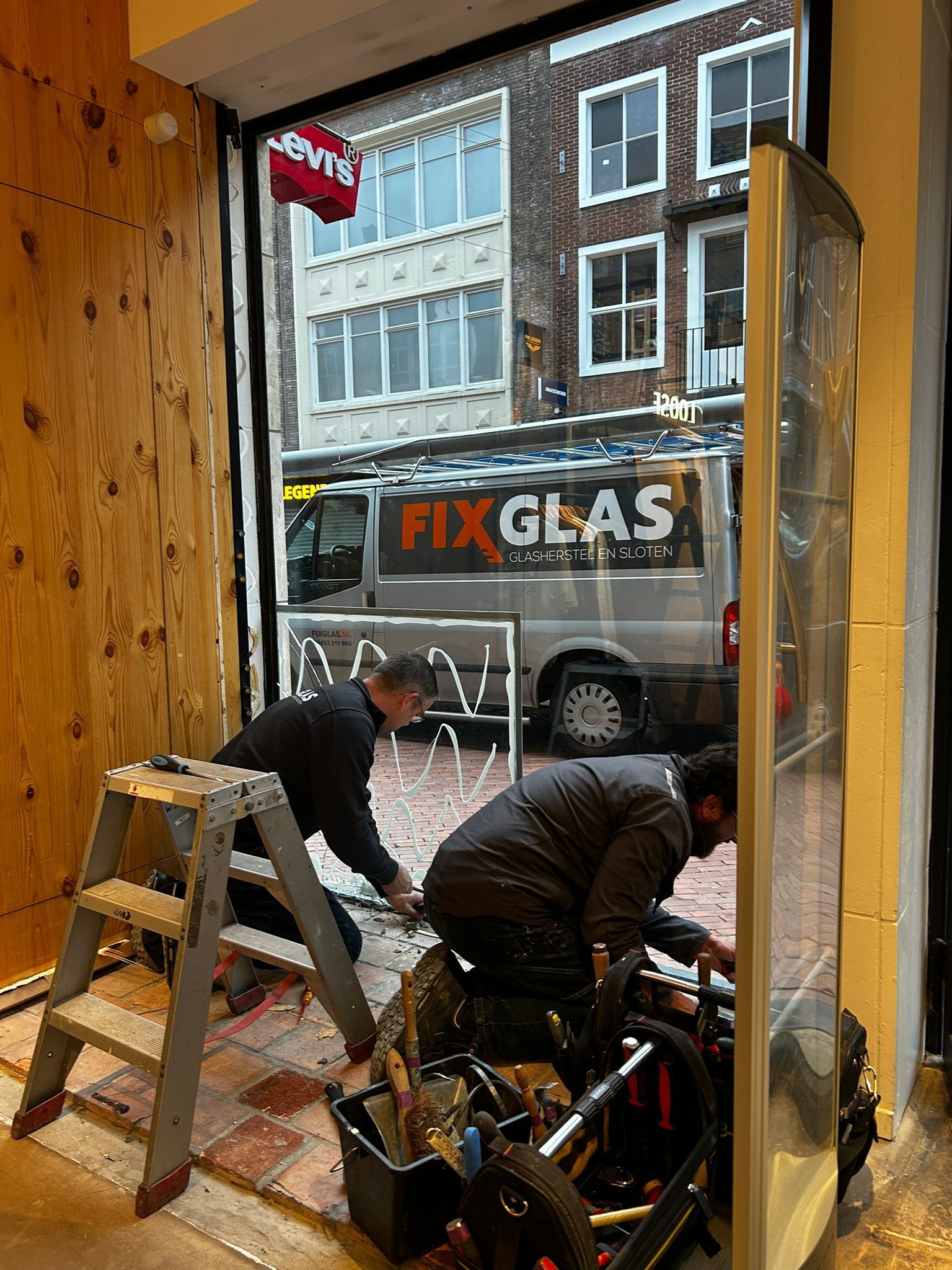 Glaszetter vervangt raam in Eindhoven