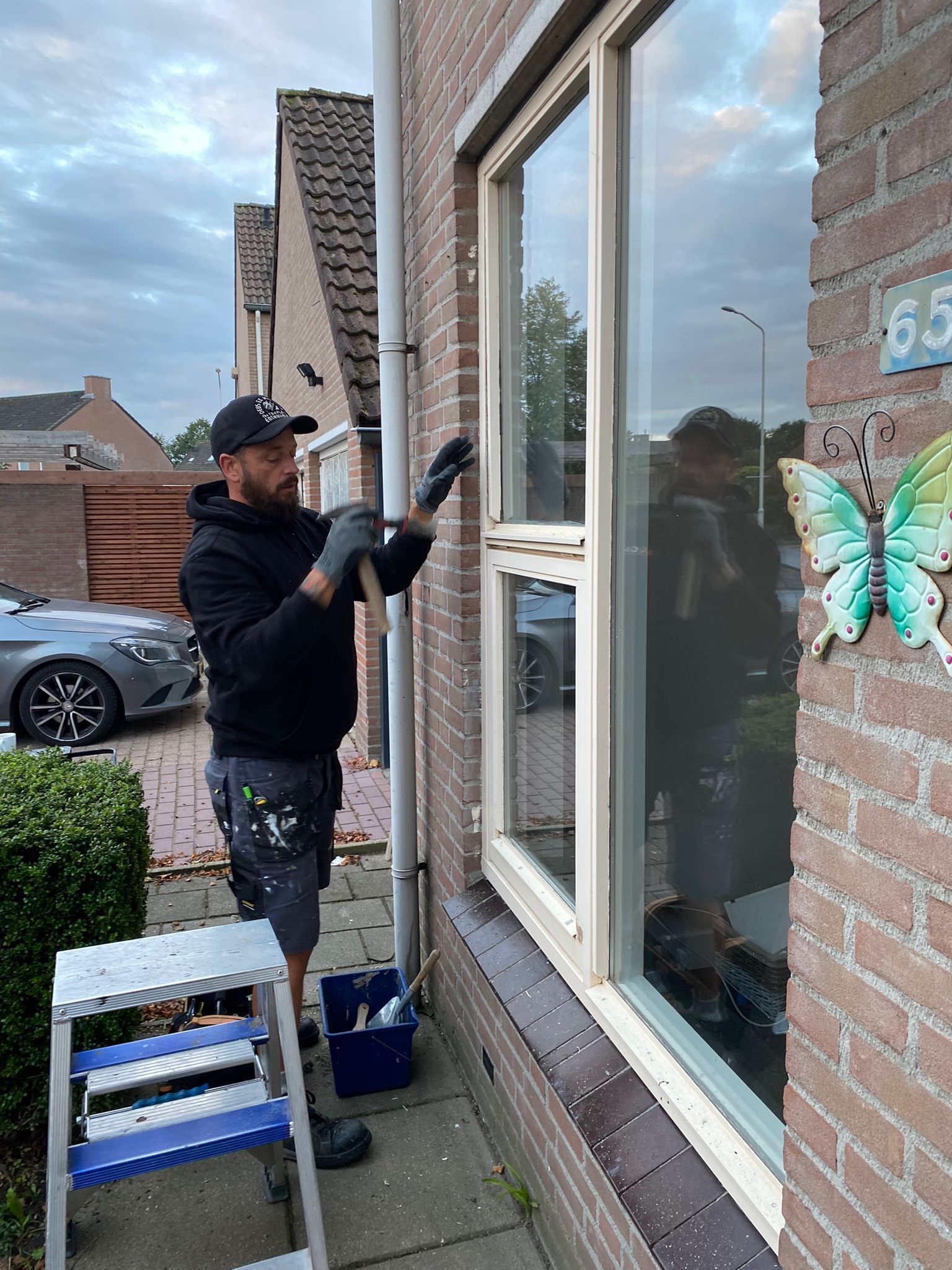 Fixglas glaszetter op ladder vervangt glas in Valkenswaard