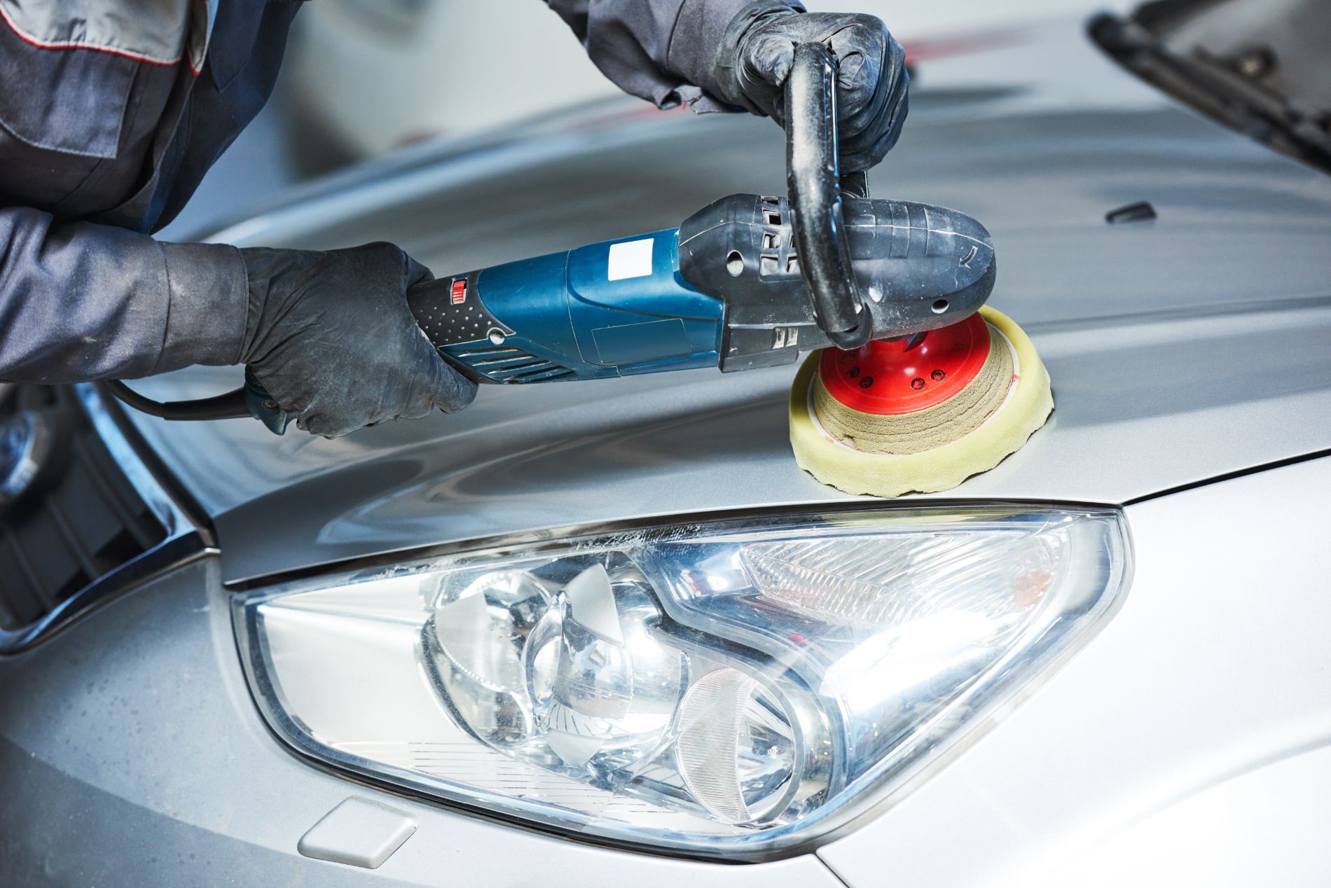 lucidatura della carrozzeria di un'auto