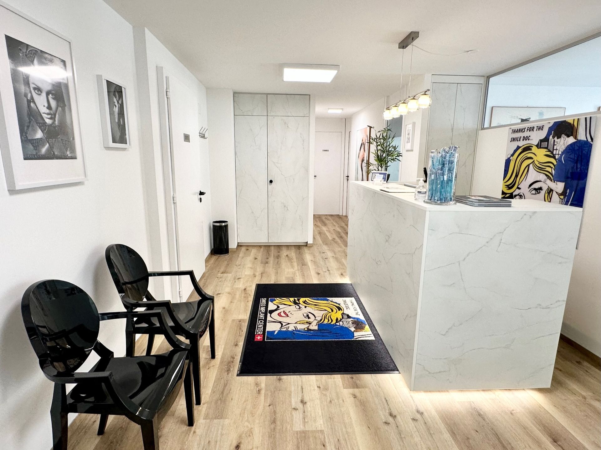 Une salle d'attente avec des chaises et un comptoir en marbre