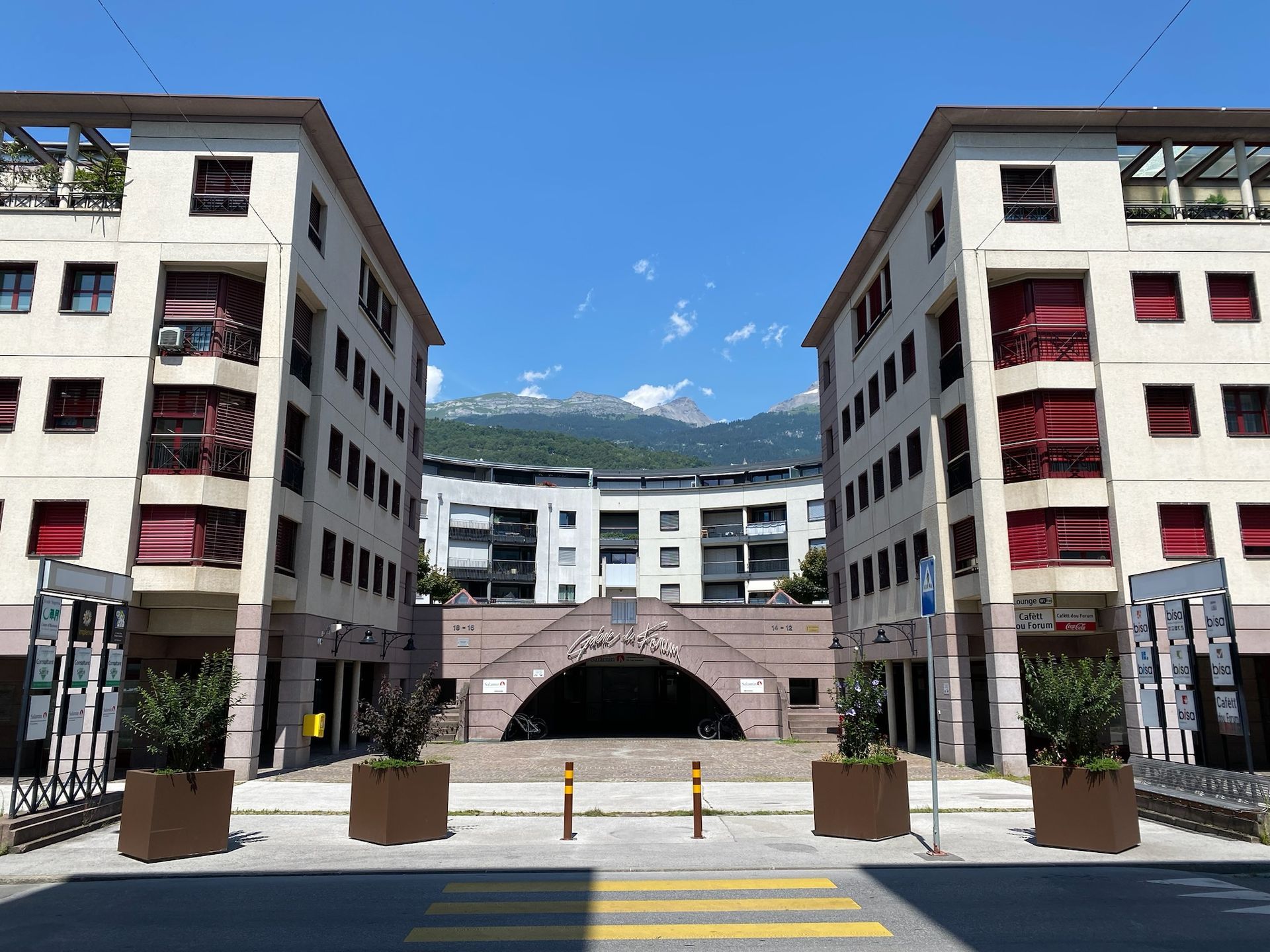 Un bâtiment avec un tunnel au milieu