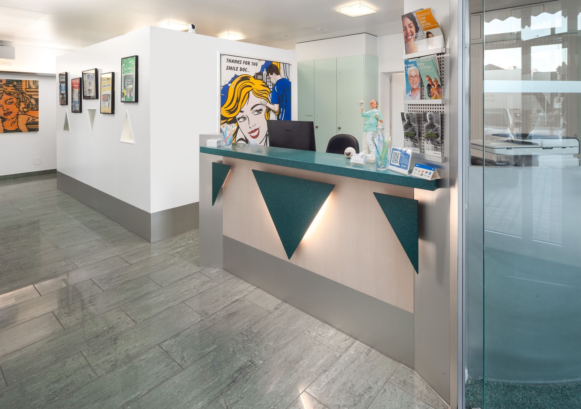 Un bureau de réception avec un tableau représentant une femme sur le mur derrière.