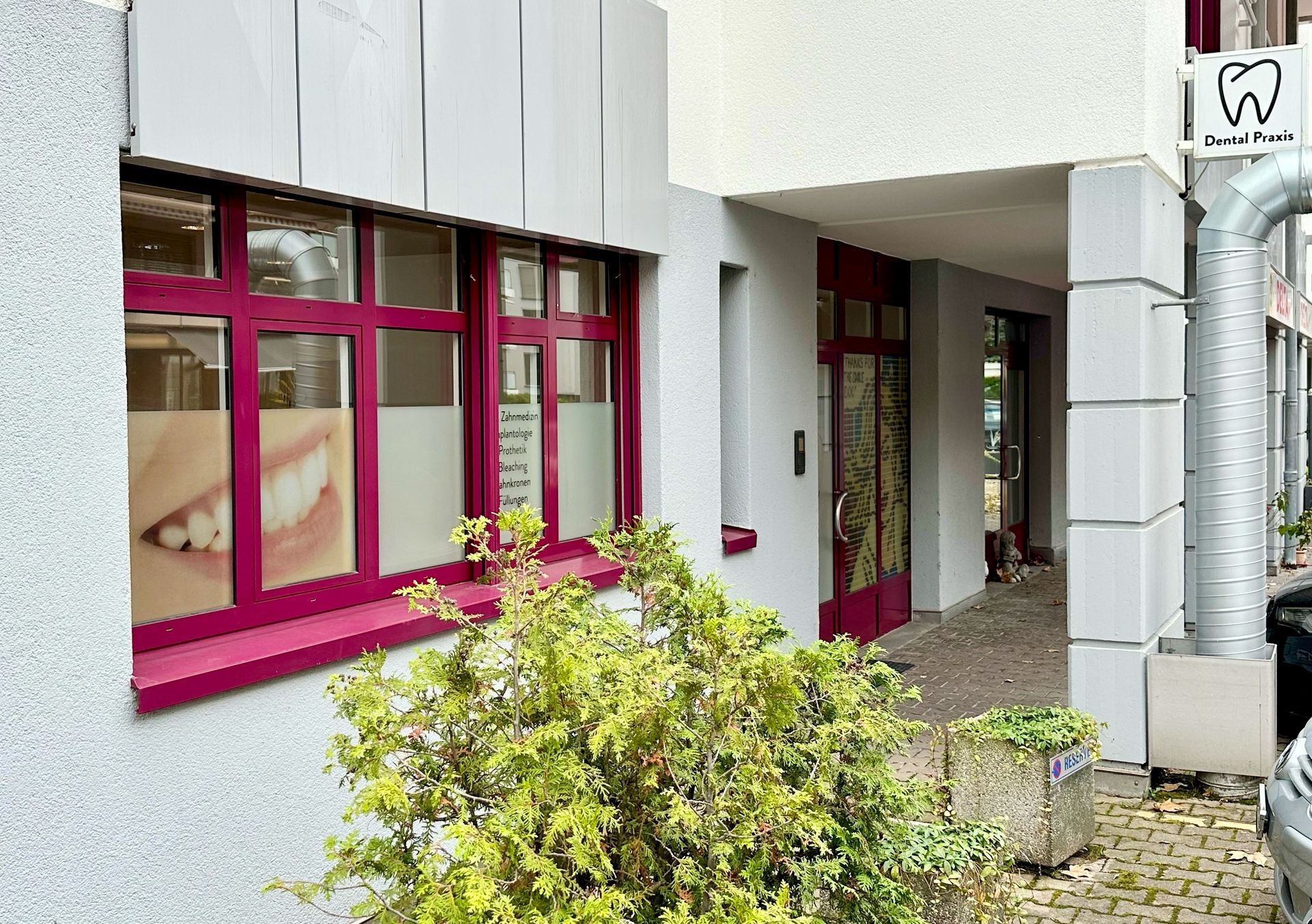 Un bâtiment avec une photo d'un sourire sur la fenêtre