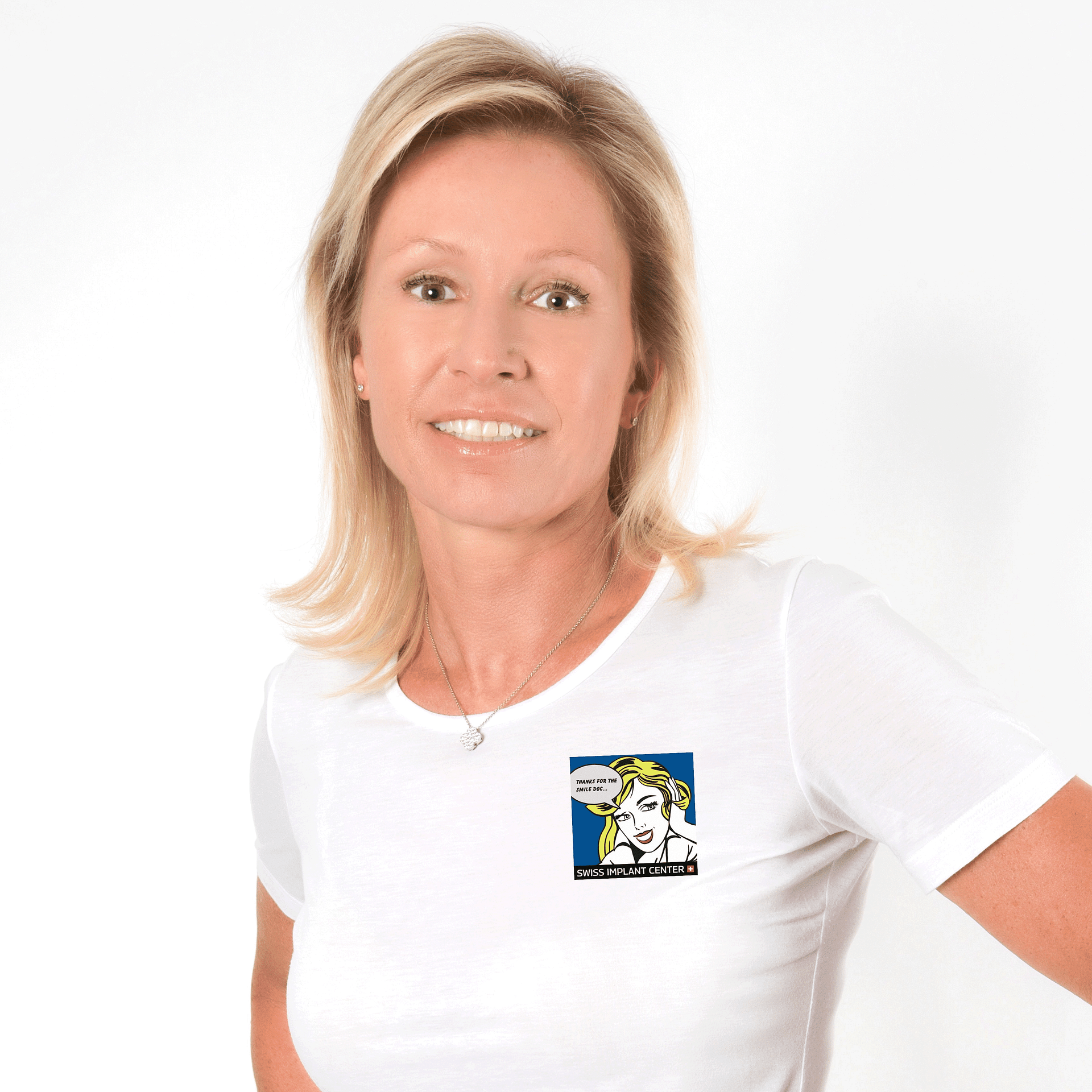 Une femme portant un t-shirt blanc avec une photo d'une femme dessus