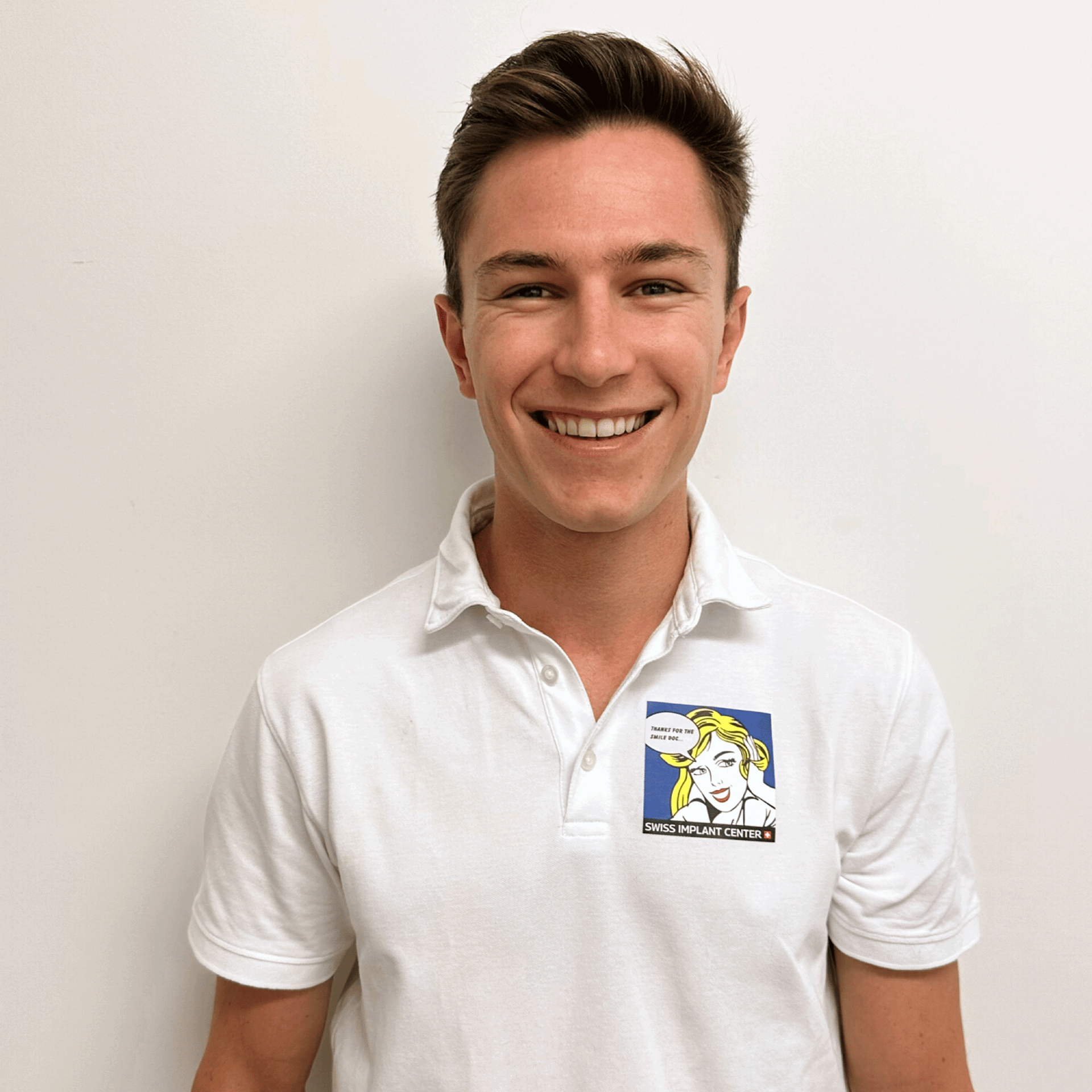 Un jeune homme porte un polo blanc avec la photo d'une femme dessus.