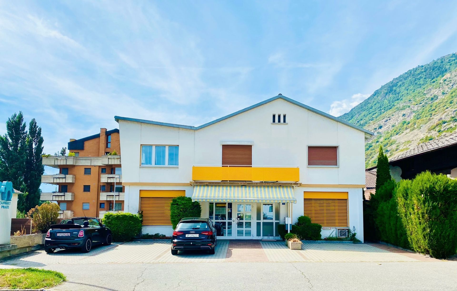 Un bâtiment blanc avec le numéro 111 dessus