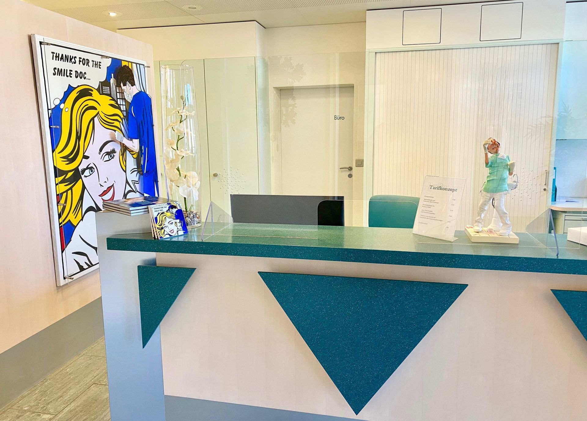 Un bureau de réception avec un tableau représentant une femme sur le mur derrière.